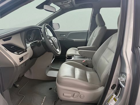 Used 2020 Toyota Sienna XLE w/ XLE Navigation Package FWD image 9