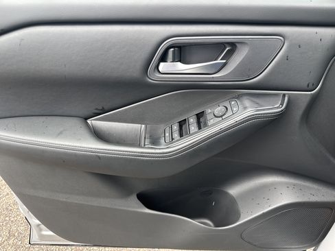 Used 2025 Nissan Rogue SV AWD/4WD image 9