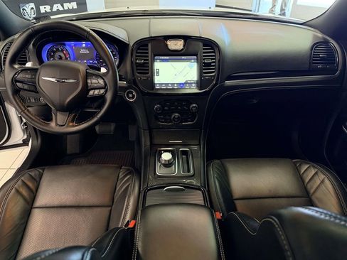 Used 2023 Chrysler 300 C image 2