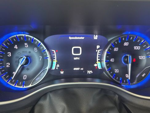 Used 2023 Chrysler Pacifica Touring-L FWD image 39