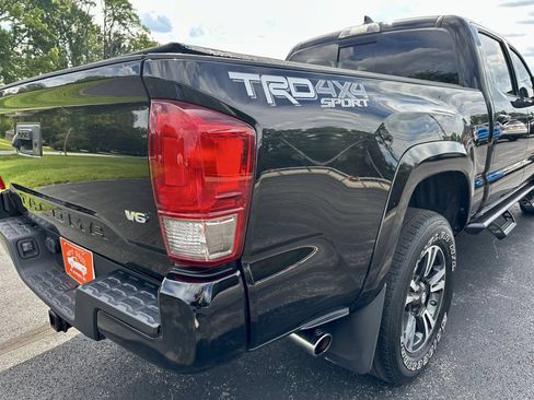 Used 2017 Toyota Tacoma TRD Sport w/ Tow Package AWD/4WD image 5