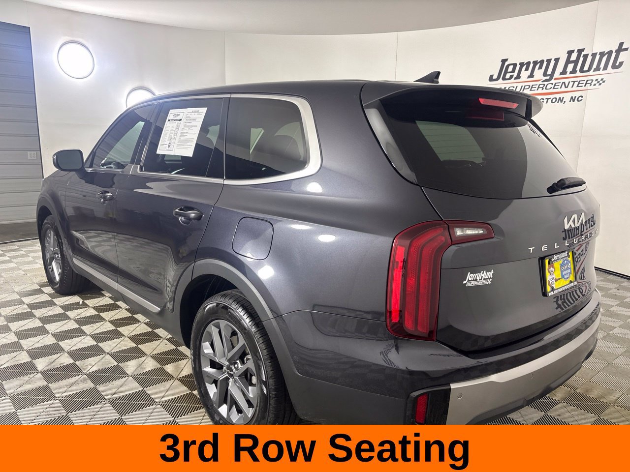 Used 2025 Kia Telluride LX FWD image 9