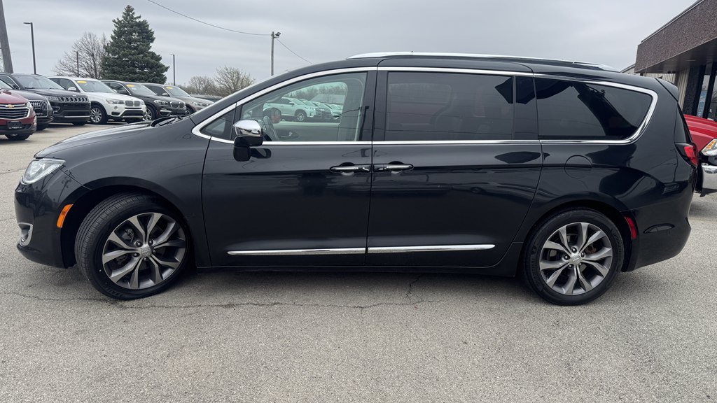Used 2019 Chrysler Pacifica Limited w/ Tire & Wheel Group FWD image 5