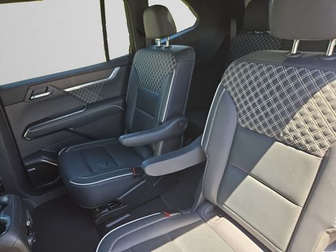 Used 2025 GMC Acadia Denali FWD image 13