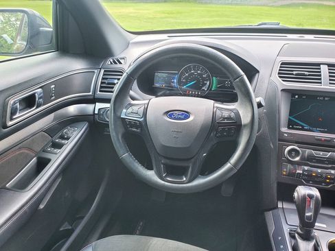 Used 2018 Ford Explorer XLT w/ Equipment Group 202A AWD/4WD image 13