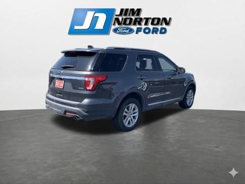Used 2018 Ford Explorer XLT AWD/4WD image 9