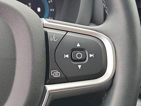 Used 2025 Volvo XC60 B5 Core image 21