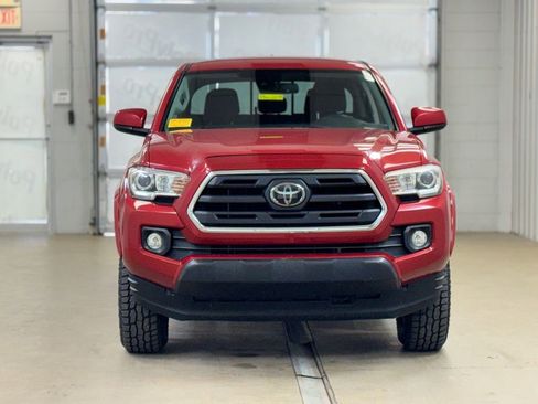 Used 2018 Toyota Tacoma SR5 w/ Four Season Floor Mat Package AWD/4WD image 2