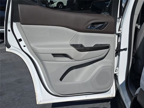 Used 2023 GMC Acadia SLT image 12