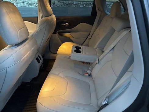 Used 2022 Jeep Cherokee Latitude Lux w/ Sun & Sound Group AWD/4WD image 22