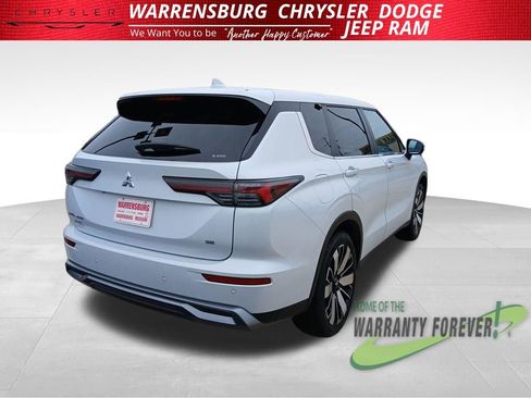 Used 2025 Mitsubishi Outlander SE image 3