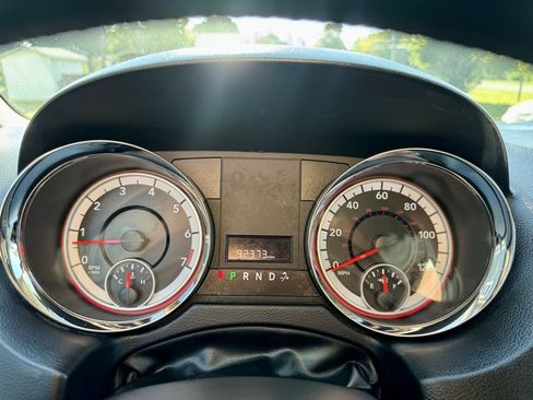 Used 2015 Dodge Grand Caravan SXT w/ UConnect Hands-Free Group image 25