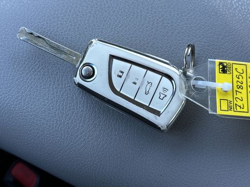 Used 2018 Toyota Camry LE image 31