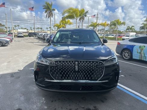 Used 2025 Lincoln Aviator 2WD image 2