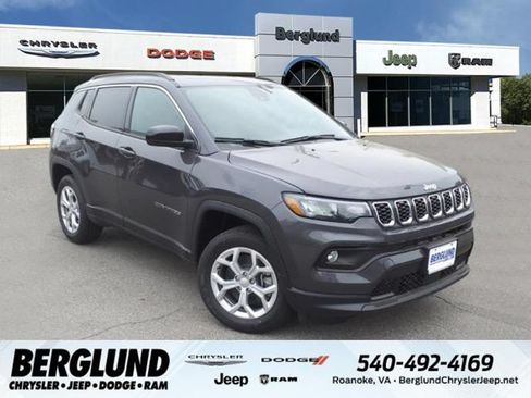 Used 2024 Jeep Compass Latitude AWD/4WD image 1