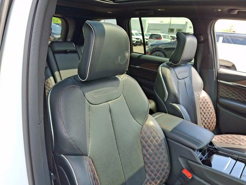 Used 2023 Jeep Grand Cherokee Summit AWD/4WD image 13
