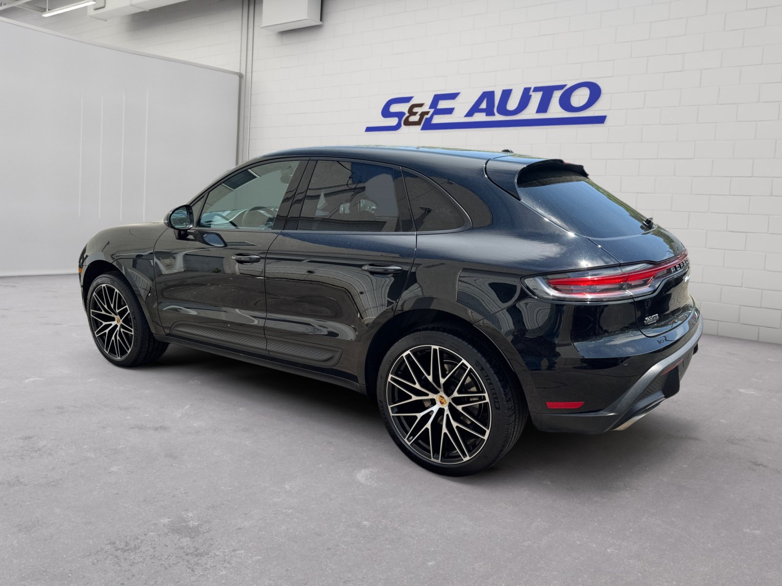 Used 2022 Porsche Macan AWD/4WD image 3