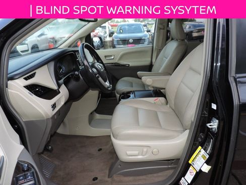 Used 2019 Toyota Sienna XLE w/ XLE Navigation Package FWD image 15