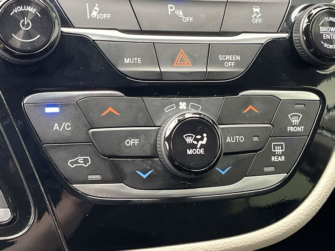 Used 2024 Chrysler Pacifica Limited FWD image 22