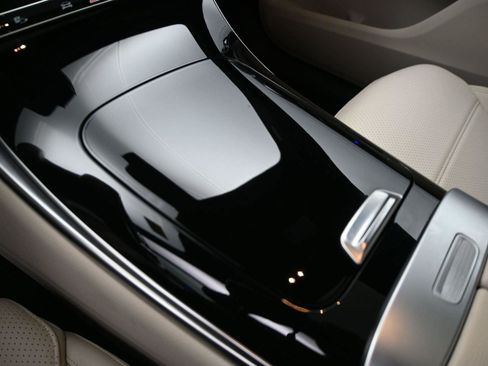 Used 2024 Mercedes-Benz GLC 300 4MATIC image 5