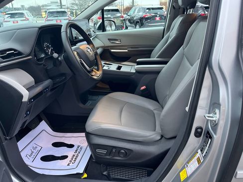 Certified 2023 Toyota Sienna XLE image 10