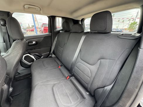 Used 2019 Jeep Renegade Latitude FWD image 18