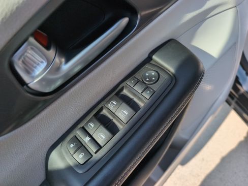 Used 2024 Chrysler Pacifica Touring-L FWD image 15