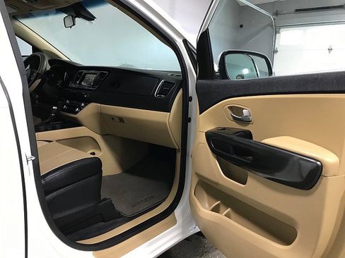 Used 2017 Kia Sedona LX w/ LX Essentials Premium Package image 13