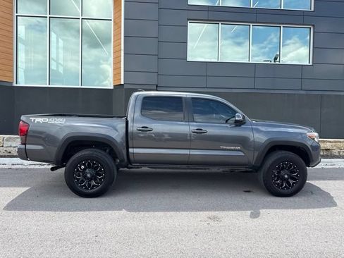Used 2018 Toyota Tacoma TRD Off-Road w/ Technology Package AWD/4WD image 2
