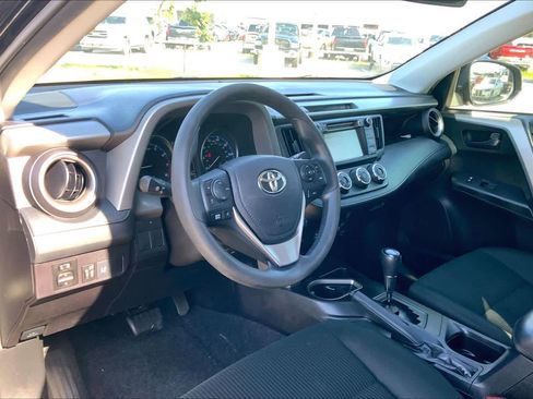 Used 2018 Toyota RAV4 LE FWD image 16