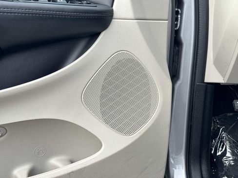 Used 2018 Dodge Grand Caravan SE w/ UConnect Hands-Free Group image 18