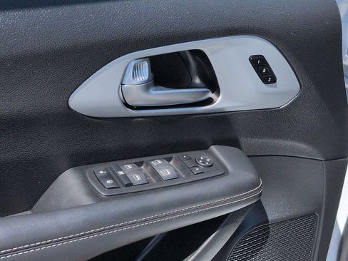 Used 2024 Chrysler Pacifica Limited FWD image 10
