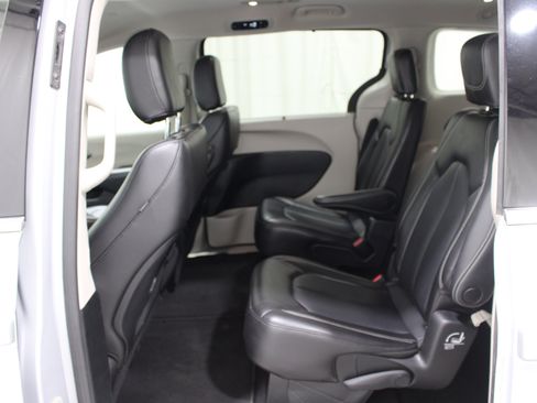 Used 2023 Chrysler Pacifica Touring-L FWD image 20