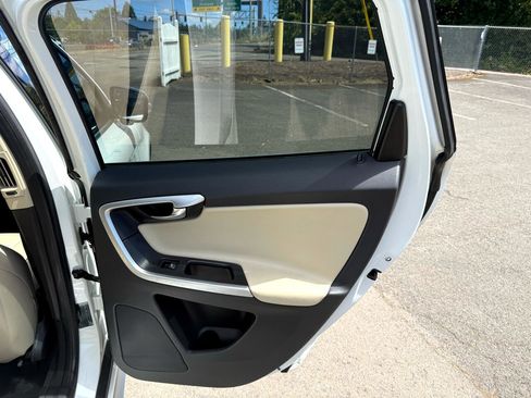 Used 2011 Volvo XC60 T6 R-Design w/ Convenience Pkg image 19