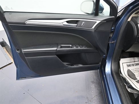 Used 2019 Ford Fusion SE image 18