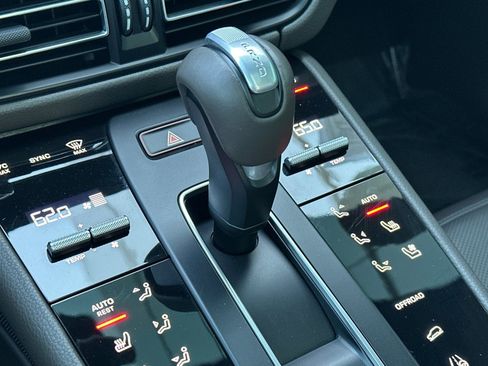 Certified 2023 Porsche Macan image 22