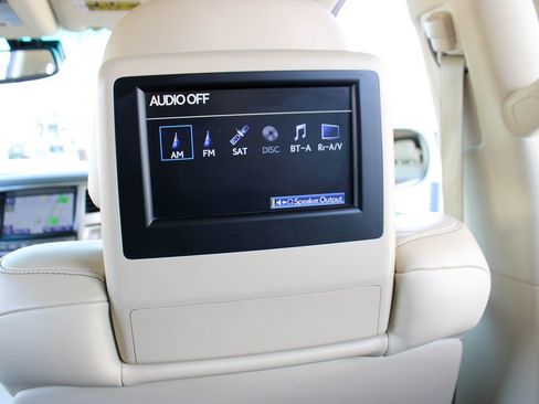 Used 2015 Lexus LX 570 4WD w/ Luxury Package image 34