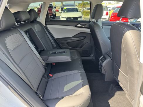 Used 2022 Volkswagen Taos SE w/ Panoramic Sunroof Package FWD image 36