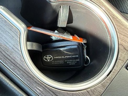 Used 2023 Toyota Highlander Limited AWD/4WD image 32