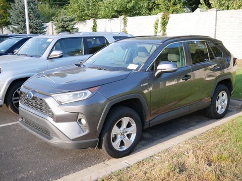 Used 2021 Toyota RAV4 XLE AWD/4WD image 2