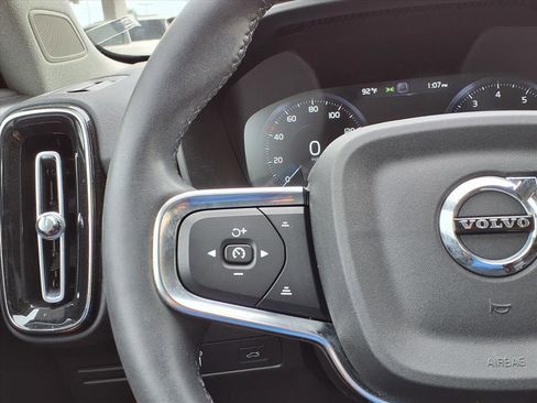 Used 2022 Volvo XC40 T5 Momentum w/ Premium Package image 26