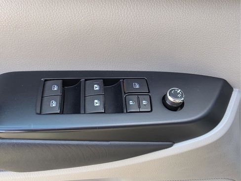 Used 2019 Toyota Highlander XLE image 16