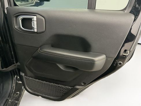 Used 2025 Jeep Wrangler Sahara image 30