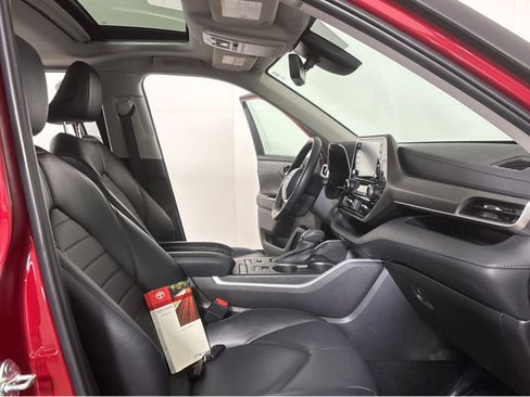 Used 2022 Toyota Highlander XLE image 6