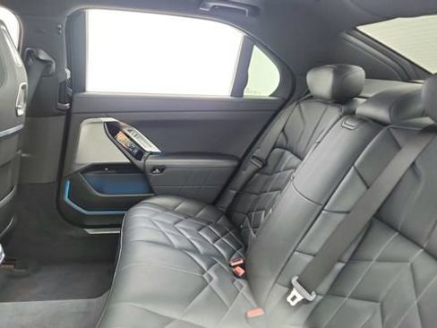 Used 2024 BMW 740i xDrive w/ Premium Package image 31