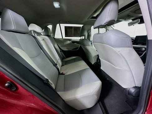 Used 2021 Toyota RAV4 XLE Premium image 9