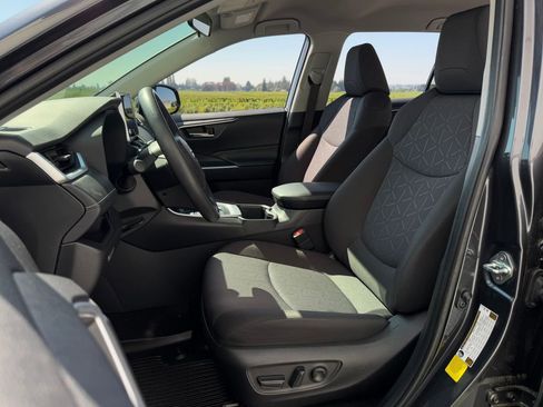 Certified 2025 Toyota RAV4 XLE AWD/4WD image 9