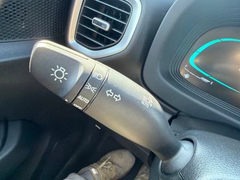 Used 2025 Hyundai Venue SEL FWD image 42