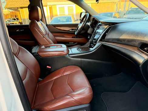 Used 2015 Cadillac Escalade ESV Luxury image 31