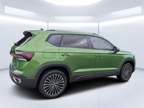 New 2026 Volkswagen Taos SE image 3